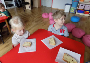 Klara i Hubert smakują ciasto.
